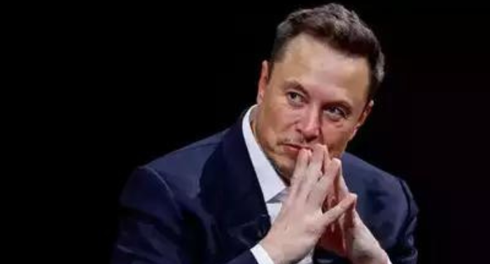 Musk Lays Off 2 Top Execs, Plans to Cut Hundreds More